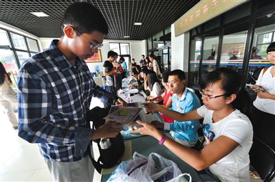 8月23日，清華大學(xué)新生在辦理入學(xué)手續(xù)。