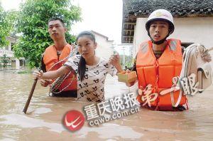 長壽區(qū)，消防官兵搜救被困群眾。