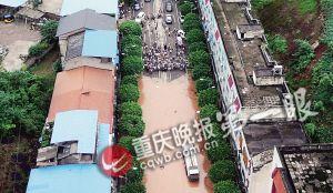 昨下午六點半，統(tǒng)景鎮(zhèn)上許多街道被淹，此時水位還在上漲。(重慶晚報航拍圖片)