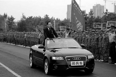 安徽新華學院院長乘敞篷車“閱兵”場面。網(wǎng)絡(luò)截圖