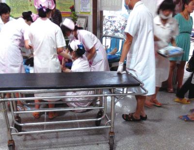 9月22日，在湖南省醴陵市第二醫(yī)院，爆炸事故傷員在接受救治（手機(jī)拍攝）。新華社發(fā)