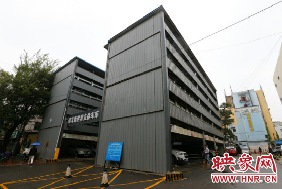 目前，市區(qū)內(nèi)的停車場(chǎng)數(shù)量還不能滿足廣大市民的需求。