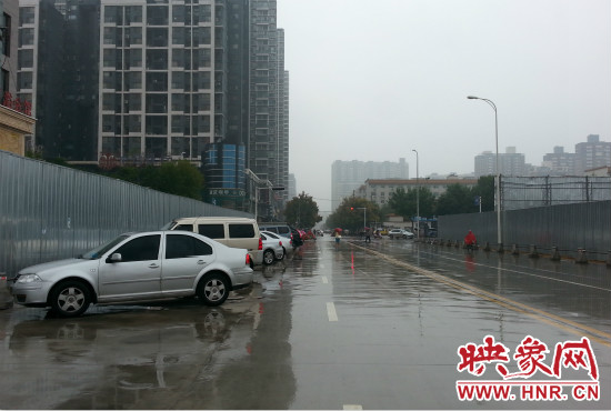 由于停車場(chǎng)分配不均，廣大私家車主選擇將車停在路邊。