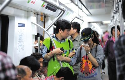 地鐵14號線，一名乘客正在車廂內飲食。