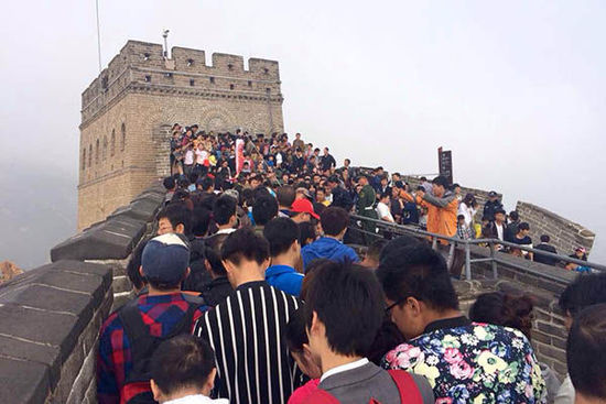 北京八達(dá)嶺長城，游客在長城上艱難移動(dòng)。