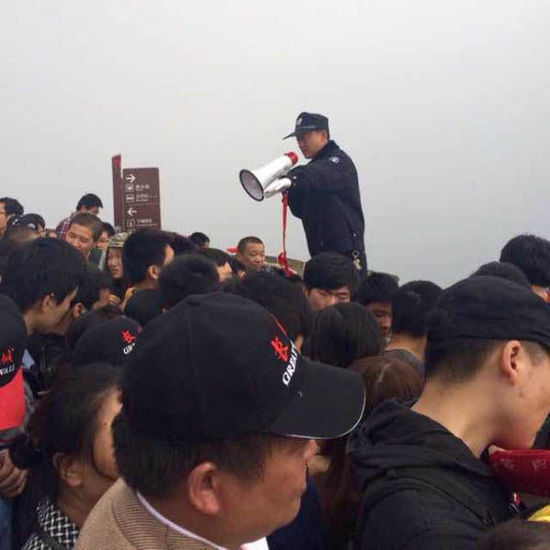 八達(dá)嶺長城上保安在維持秩序。