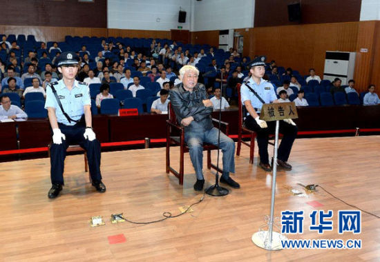 9月29日，方廣云在庭審現(xiàn)場(chǎng)。當(dāng)日，“合肥房叔”腐敗窩案核心人物方廣云在安徽省廬江縣出庭受審。 新華社記者 郭晨 攝