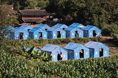 　昨日，云南省景谷縣永平鎮(zhèn)芒費村地震中70受損戶，部分村民安置在帳篷里。