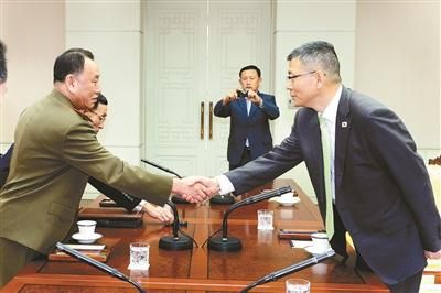 10月15日，韓國國防部國防政策室室長柳濟(jì)升和朝鮮人民武裝力量部偵查總局局長金英哲分別率團(tuán)出席板門店