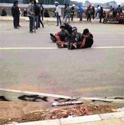 14日，沖突現(xiàn)場，幾名頭戴鋼盔的人被捆綁著。圖/東方IC
