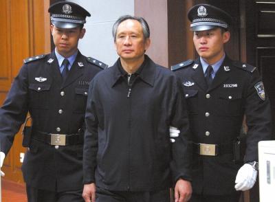 昨天，被告人張曙光在法庭上聽取宣判。新華社發(fā)
