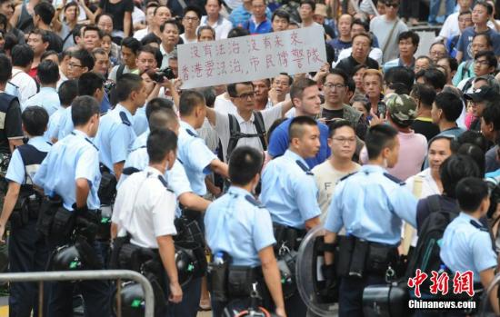 10月22日，有反對“占中”的市民前往旺角的非法占領區(qū)展示橫額，支持香港警隊。中新社發(fā) 譚達明 攝
