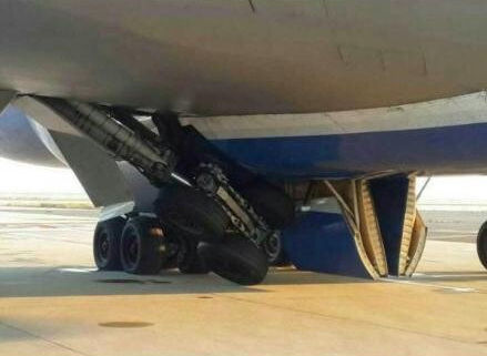 圖說：波音747貨機(jī)起落架發(fā)生故障。圖片來源：新浪微博網(wǎng)友圖（請(qǐng)私信“新民晚報(bào)新民網(wǎng)”以奉稿酬）