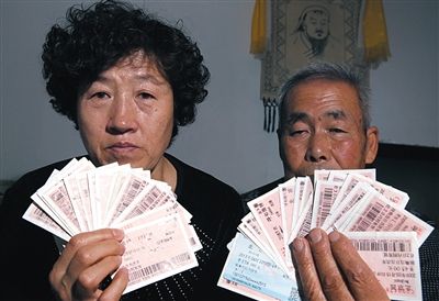 尚愛云夫婦展示上訪留下的車票,這些只是一部分。