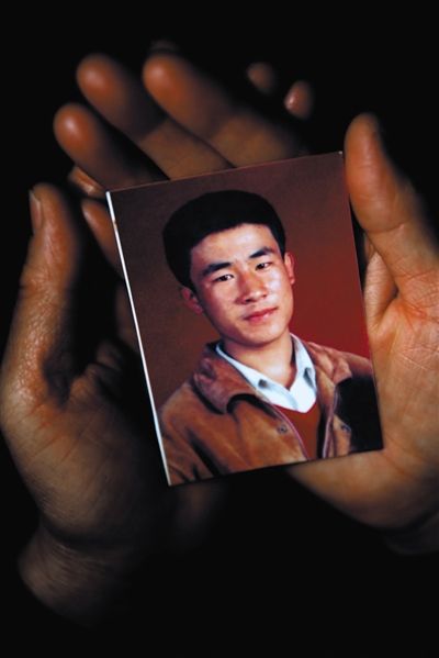 尚愛云捧著兒子的照片。