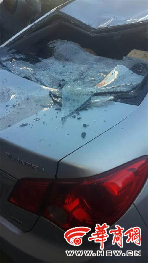事發(fā)現(xiàn)場一輛伊蘭特轎車后擋風(fēng)玻璃破碎，車頂被砸出坑。記者 祁銘 攝