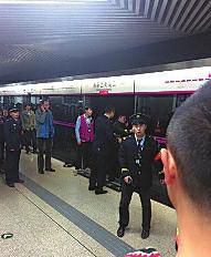 昨日18時57分，北京地鐵5號線惠新西街南口一女子遭遇不幸。昨晚9時記者在中日友好醫(yī)院發(fā)現(xiàn)女子已不幸身亡，女子遇險是被夾在安全門和地鐵門中間，列車啟動后掉下站臺。