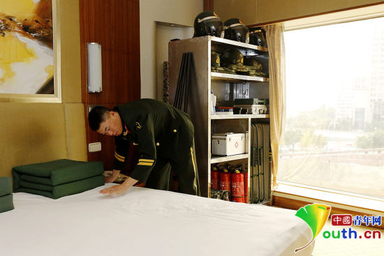 　11月7日，一名武警官兵在APEC駐地中國大飯店的房間內(nèi)整理內(nèi)務(wù)。