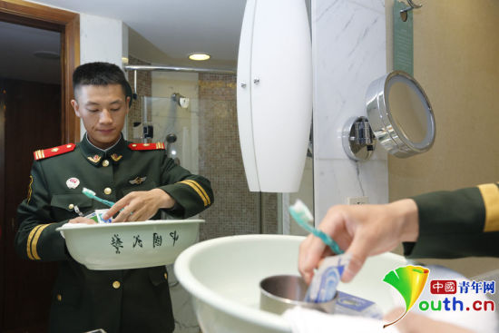 駐守APEC駐地中國大飯店的武警官兵將自己平時使用的臉盆、毛巾等帶到酒店房間。