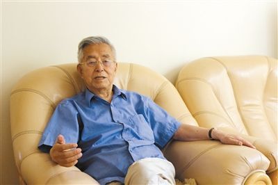 楊維駿 歷任云南省政協(xié)副主席等職。89歲高齡的楊維駿為12名失地農(nóng)民代表開(kāi)道，到云南省政協(xié)反映問(wèn)題。
