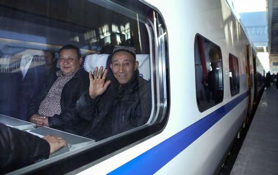 11月16日，旅客乘坐從烏魯木齊南站首發(fā)的D8602次列車。