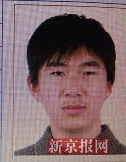犯罪嫌疑人李小龍，27歲，唐山樂亭人。村干部說李小龍經(jīng)常把自己關(guān)在家里