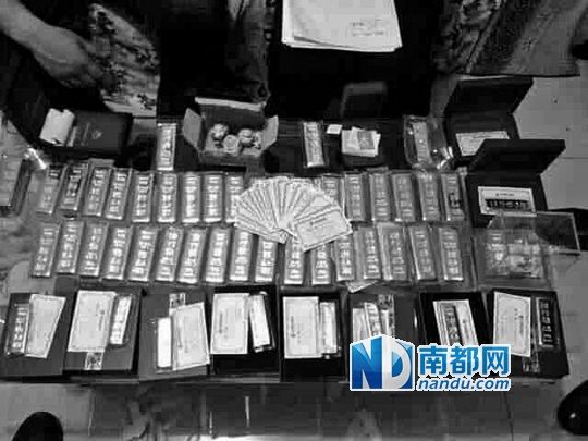 　馬超群家中金條清點(diǎn)現(xiàn)場(chǎng)。