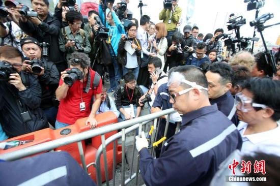 11月18日上午，香港法庭頒令執(zhí)達(dá)主任展開清除在金鐘中信大廈外的障礙物，先后清理了龍匯道上的鐵馬，警