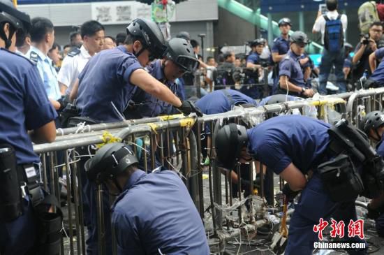 11月26日，香港法庭執(zhí)達(dá)主任在旺角彌敦道執(zhí)行禁制令，清除非法障礙物，后因受阻而要求警方協(xié)助執(zhí)行。