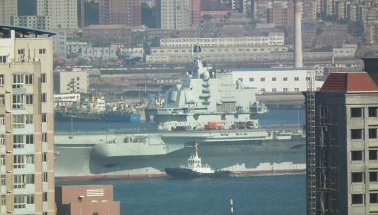 青島軍港周圍高樓林立，一睹遼寧號(hào)真容只需要一個(gè)好天氣（資料圖片）
