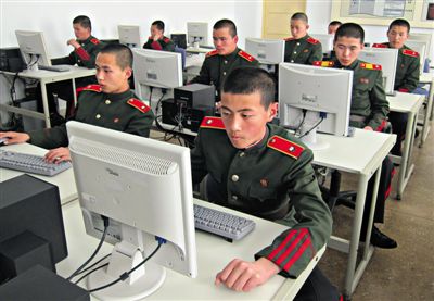 2013年4月18日，朝鮮平壤，士兵學習使用電腦。