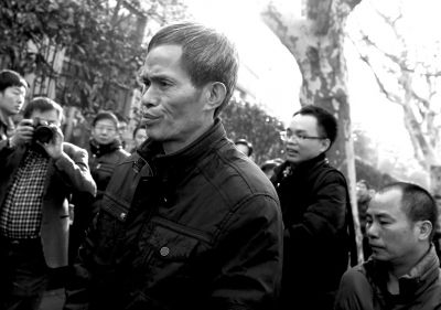 被告人林森浩的父親林尊耀準備進入法院。