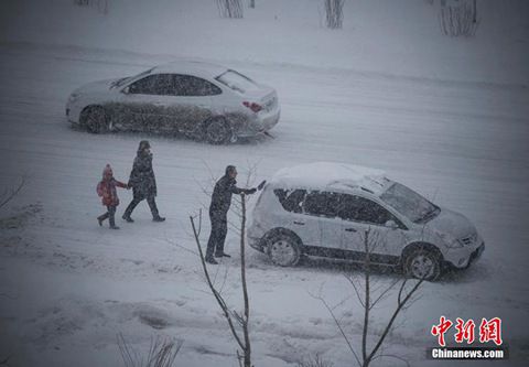 12月8日，經(jīng)過一夜降雪，烏魯木齊已是皚皚白雪一片。（圖片來源于中新網(wǎng)）