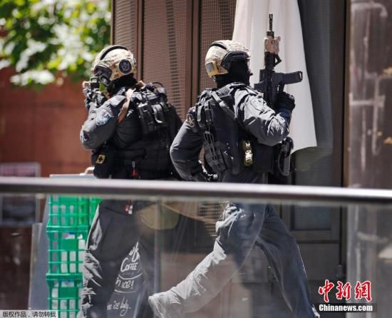 目前咖啡館已經(jīng)關(guān)閉，警方，包括全副武裝的特警隊(duì)已經(jīng)將咖啡館包圍。