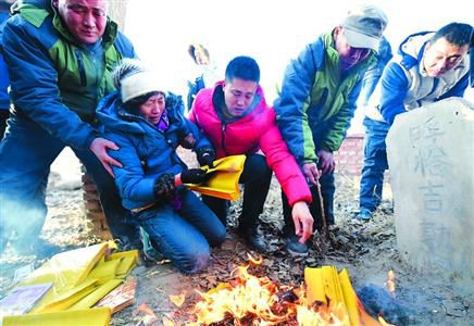 昨日，呼格吉勒圖的父母揣著無罪判決書的復印件來到兒子墳前祭奠。　/新華社