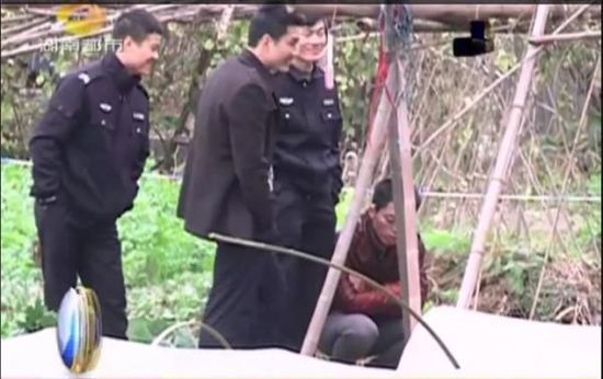 一個見習警官，一個二級警司，和一個便衣人員站在菜地里笑。