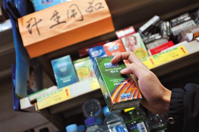 清苑路“世紀(jì)華聯(lián)超市清友園店”的貨架上，擺放著購自網(wǎng)店的“高仿”避孕套。