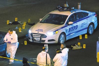 美國紐約兩名警察20日在巡邏車內(nèi)突遭槍擊身亡。紐約警察局長威廉·布拉頓說，槍手行兇后跑入附近一座地鐵站飲彈自盡，沒有跡象顯示這起血案與恐怖主義有關(guān)聯(lián)。