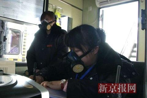 收費(fèi)員戴防毒面具上班。當(dāng)?shù)鼐W(wǎng)友供圖