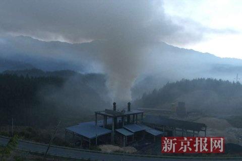 污染企業(yè)排放煙塵。當(dāng)?shù)鼐W(wǎng)友供圖