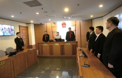 昨日，鄒恒甫及北大有關(guān)負責(zé)人并未到庭，圖為法官正在進行宣判。