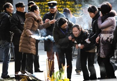 昨日，上海，外灘踩踏事件遇難者家屬來到事發(fā)地獻花祭奠。