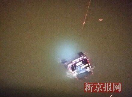 運(yùn)鈔車打撈現(xiàn)場。