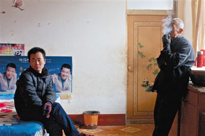 父親抽煙，兒子不語(yǔ)。逃跑的越南新娘，給袁迎賓父子帶來的是失落。新京報(bào)記者
