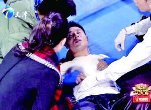 天津衛(wèi)視一檔明星真人秀娛樂(lè)節(jié)目中，海南省武術(shù)協(xié)會(huì)副秘書長(zhǎng)楊成章被打倒在地，表情痛苦。