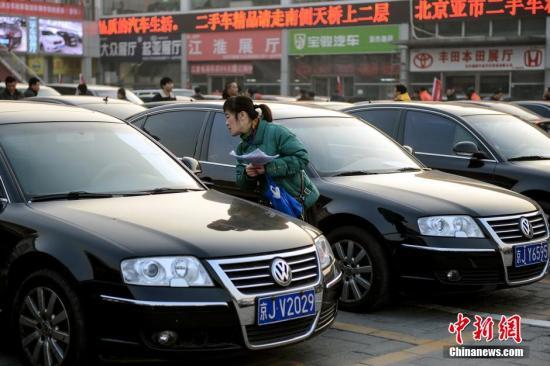 1月23日，北京亞運(yùn)村汽車交易市場(chǎng)中拓拍賣停車場(chǎng)上人頭攢動(dòng)。