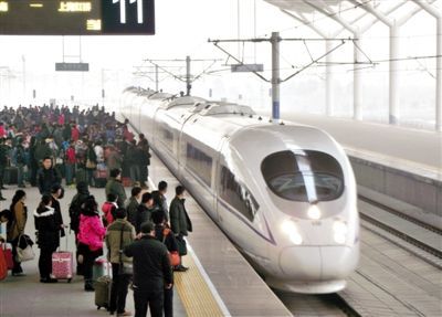 　2014年1月3日，江蘇徐州，旅客在等候乘坐京滬高鐵和諧號(hào)動(dòng)車組列車。圖/CFP