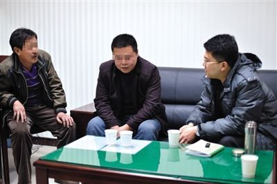 1月7日，陜西省榆林市，國(guó)家信訪局第五督查組成員王治鐸（右一）與兩名信訪人約談。 楊凱 攝