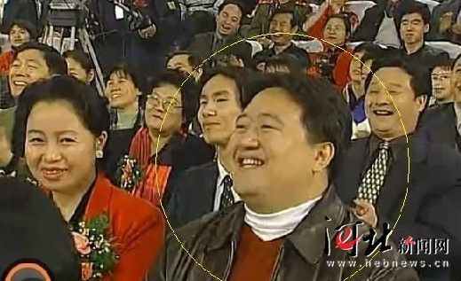 該名男子連續(xù)多年在春節(jié)晚會(huì)中出現(xiàn)，被網(wǎng)友稱(chēng)為“十年最牛笑臉哥”。