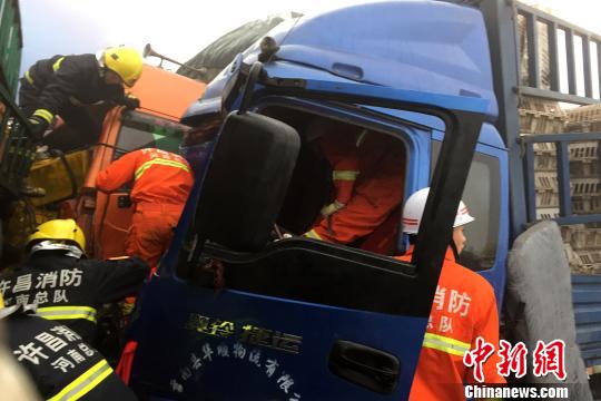 圖為21日，蘭南高速河南段21輛汽車發(fā)生連環(huán)相撞事故，消防人員對被困傷員進行緊急救援?！」啤z